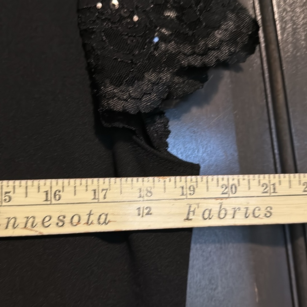 Super cute comfortable little black dress with lace sleeve‎ caps sz M - Picture 4 of 6